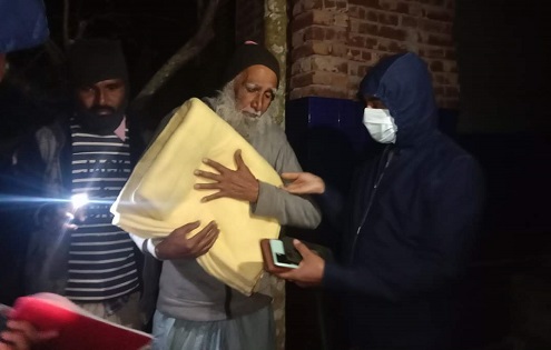গভীর রাতে শীতবস্ত্র নিয়ে মানুষের দুয়ারে মোংলার ইউএনও