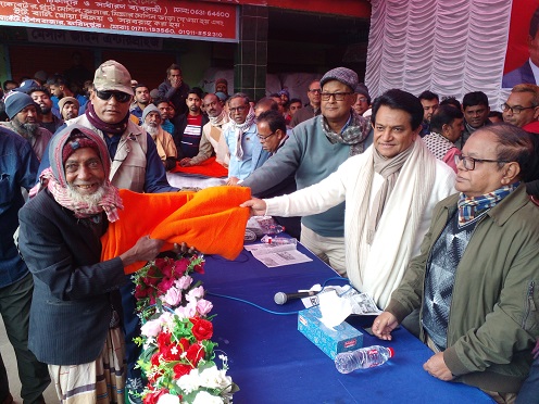 শীতার্তদের মাঝে এম.পি  এ.কে. আজাদের শীতবস্ত্র বিতরণ