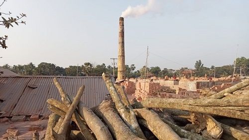 কয়রায় হাসপাতালের পাশে গড়ে উঠেছে অবৈধ ইটভাটা