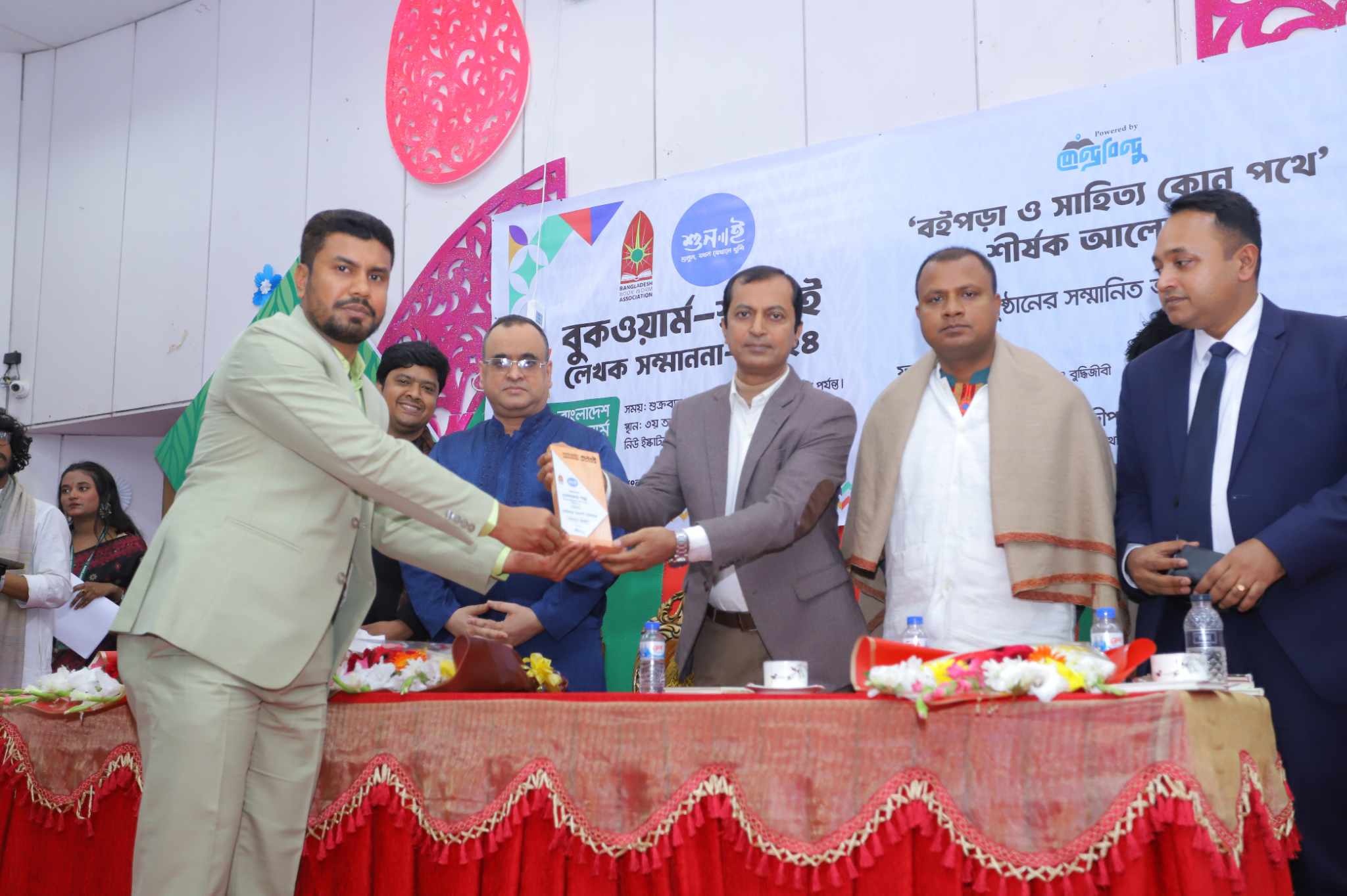 বিশেষ সম্মাননা স্মারক পেল বাতিঘর আদর্শ পাঠাগার