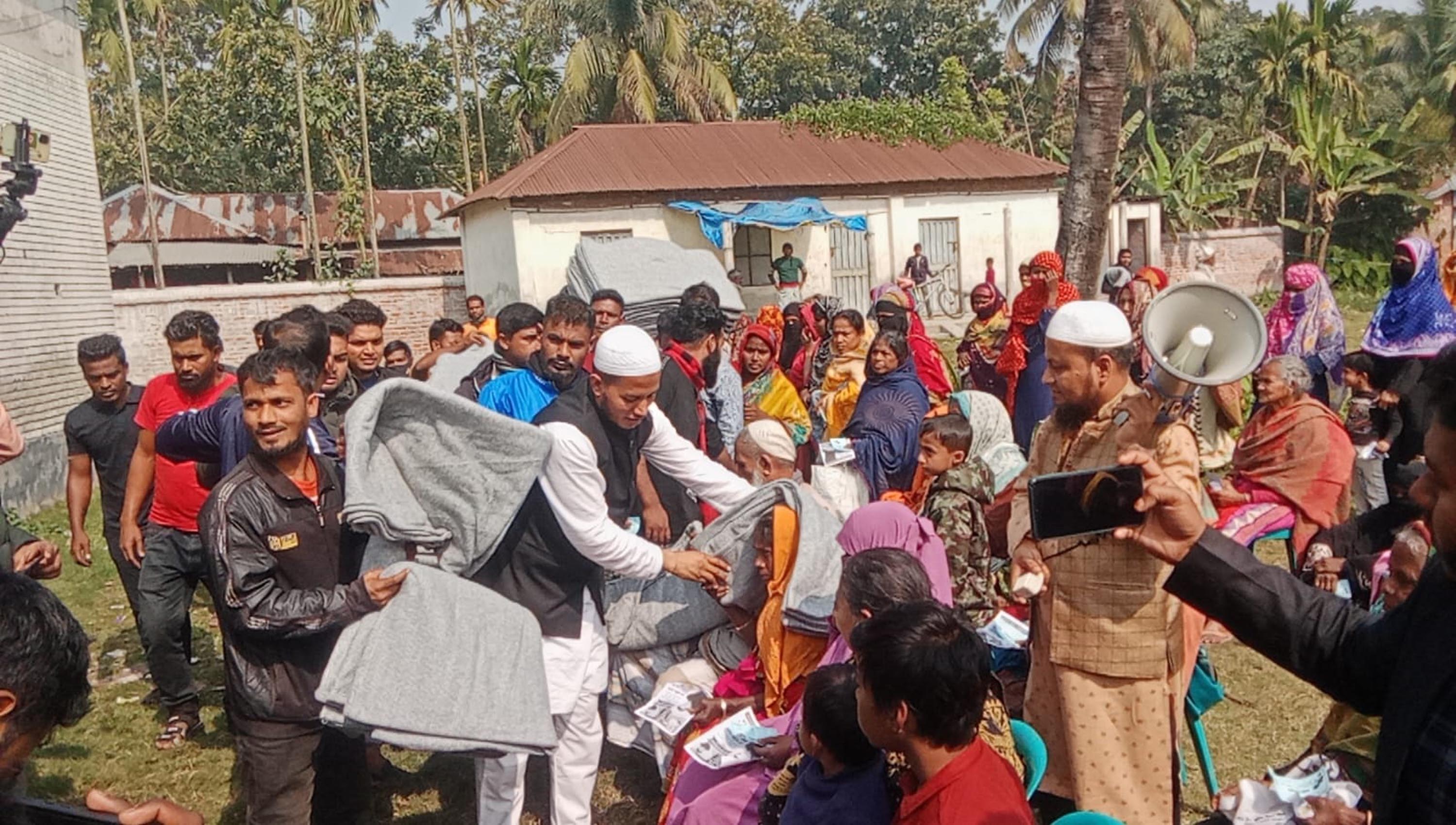 নাটোরে ২ হাজার মানুষের মাঝে মিলনের কম্বল বিতরণ