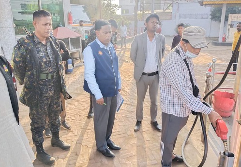 পরিমাপে তেল কম দেওয়ায় রামুতে ৩টি ফিলিং স্টেশনকে জরিমানা