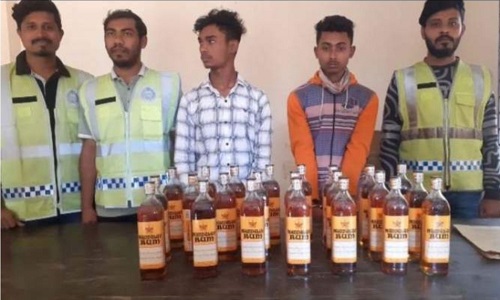 রামুর ঈদগড়ে বিদেশি মদসহ রামুর দুই যুবক আটক