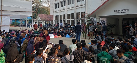 চবি শিক্ষকের বিরুদ্ধে ধর্ষণচেষ্টার অভিযোগ, শিক্ষার্থীদের মানববন্ধন