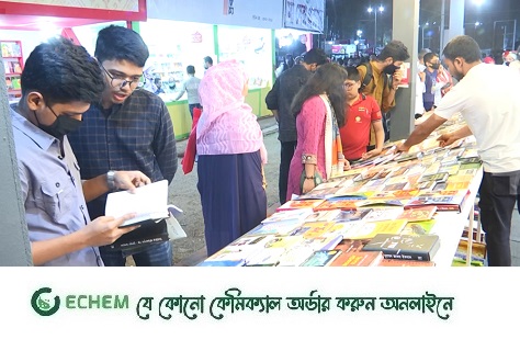 পাঠক-দর্শনার্থীতে মুখরিত বইমেলা