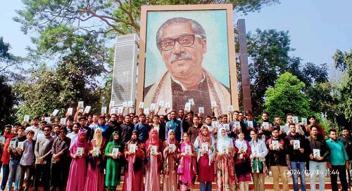 নবীন শিক্ষার্থীদের মাঝে ইবি ছাত্রলীগের বই বিতরণ