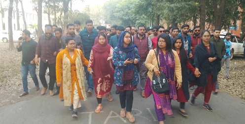 জা‌বি‌তে সংঘবদ্ধ ধর্ষণের প্রতিবা‌দে প্রশাসনিক ভবন অবরোধ