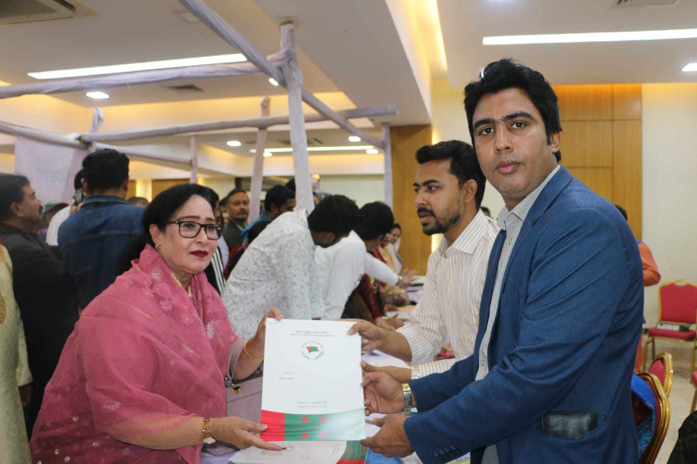 সংরক্ষিত নারী আসনে মনোনয়ন নিয়েছেন হোসনে আরা, মানুষের উল্লাস