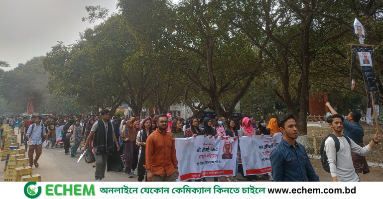অভিযুক্ত শিক্ষকের শাস্তির দাবিতে টানা ৫ দিন ধরে আন্দোলনে চবি শিক্ষার্থীরা