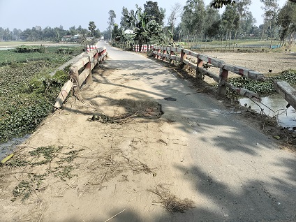মেলান্দহে সেতুতে গর্ত, ঝুঁকি নিয়ে চলাচল করছে যানবাহন