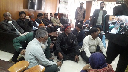 ভিসি অফিসের মেঝেতে বসে আন্দোলনে কর্মকর্তারা