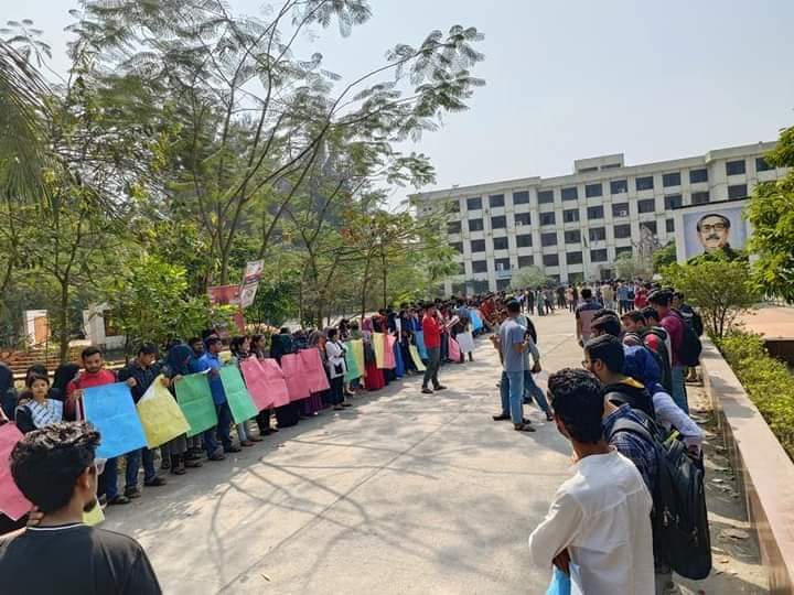 ১১ দফা দাবি আদায়ে নোবিপ্রবির প্রধান ফটকে ও প্রশাসনিক ভবনে তালা