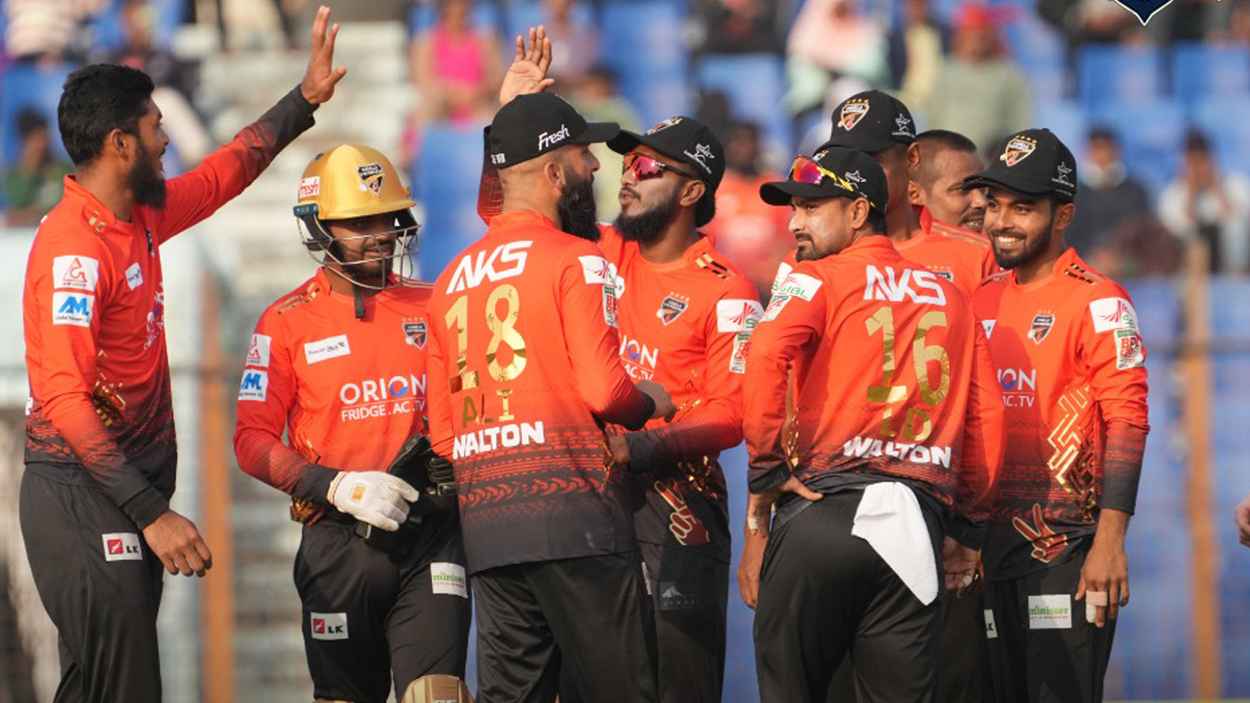 রেকর্ড রানের পর মঈনের হ্যাটট্রিকে বড় জয় কুমিল্লার