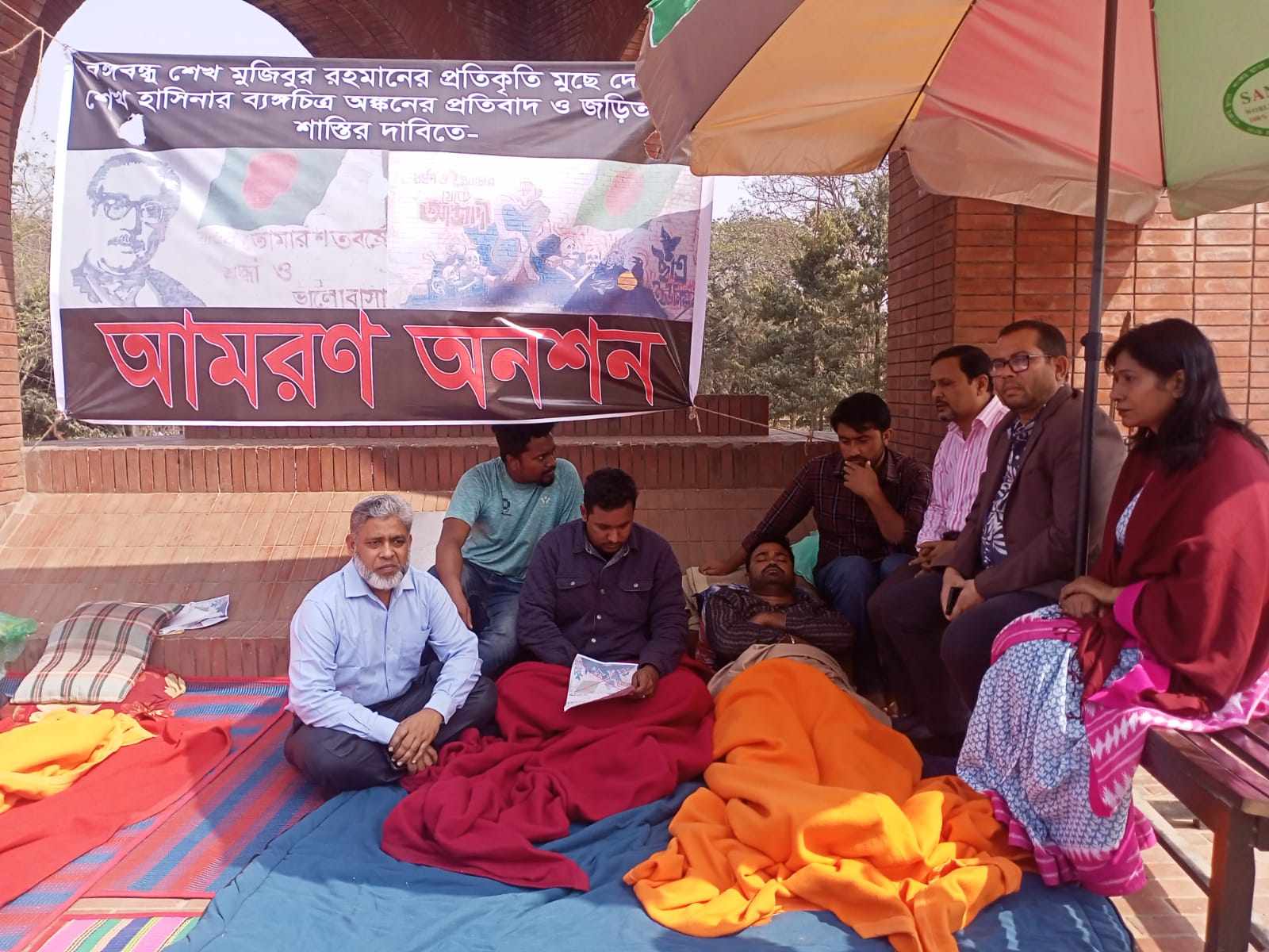 জাবিতে অনশনরত ছাত্রলীগ নেতার সাথে আওয়ামীপন্থী শিক্ষকদের সংহতি