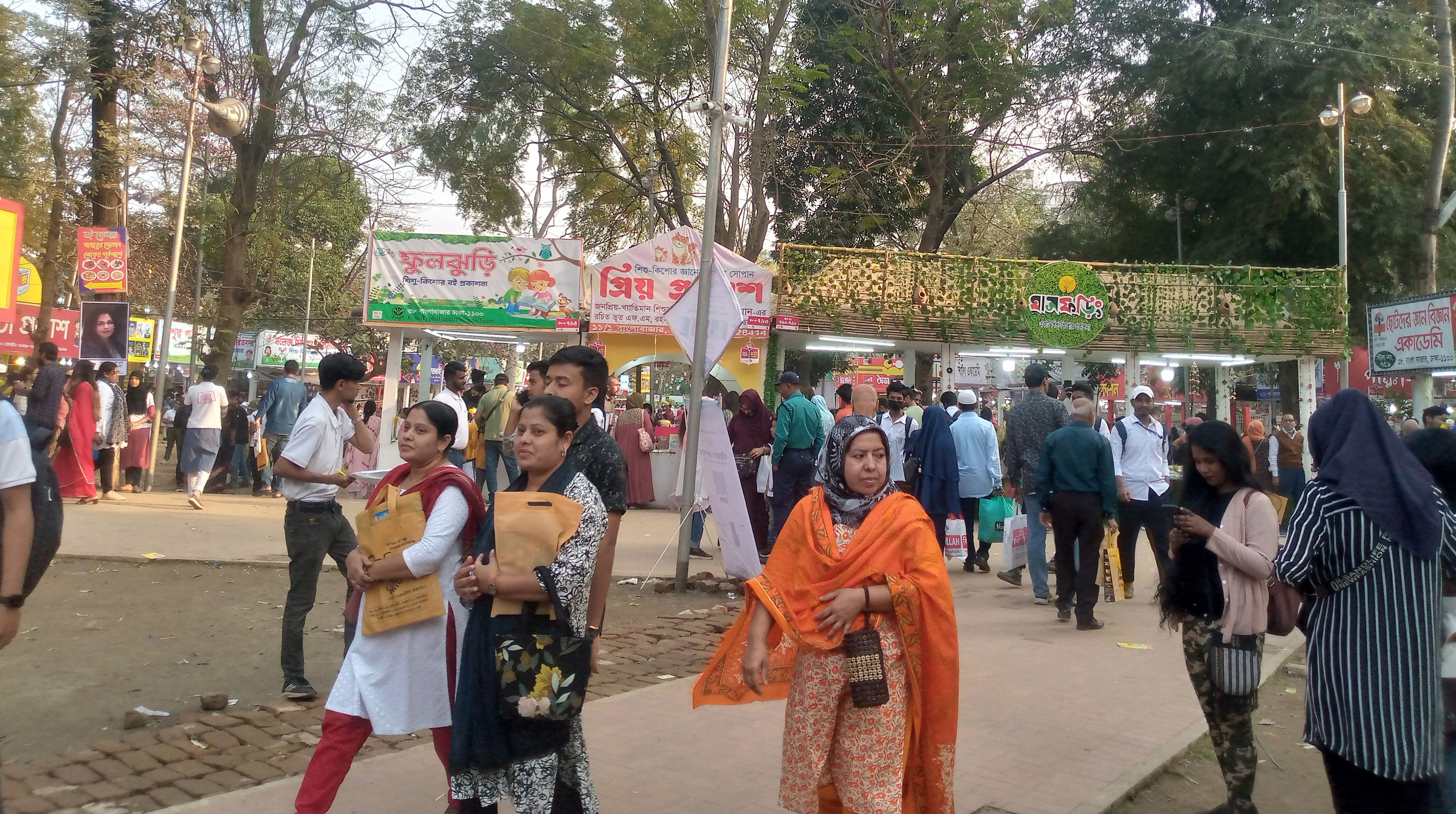 ছুটির দিনে জমজমাট বইমেলা