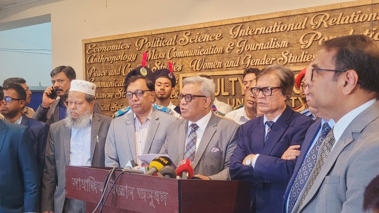 প্রশ্নফাঁস হয়নি, প্রতারক চক্র গুজব ছড়াচ্ছে : ঢাবি উপাচার্য