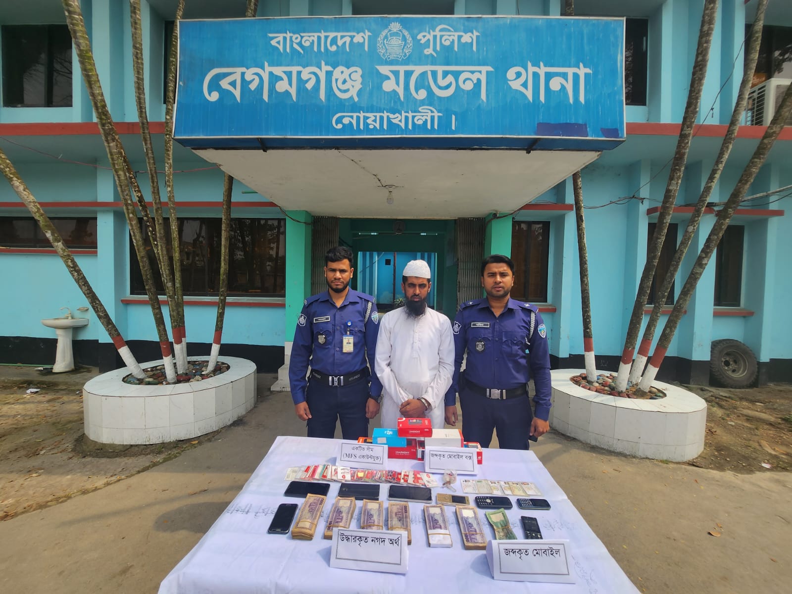 নোয়াখালীতে নগদ টাকাসহ দুই বিকাশ প্রতারক গ্রেপ্তার