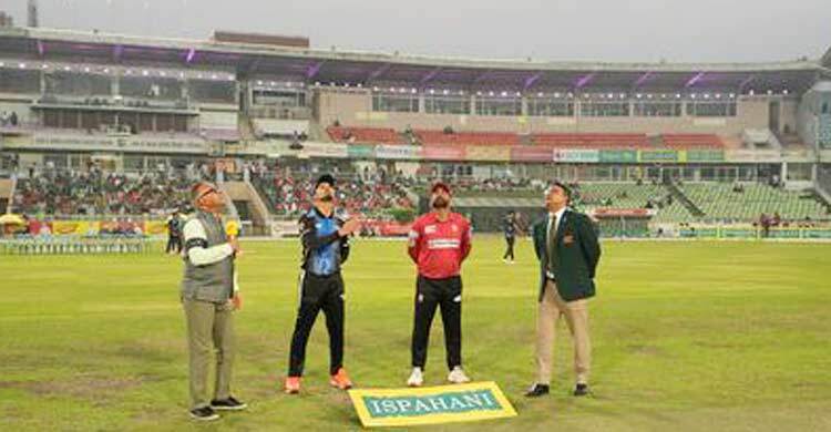 টস জিতে সাকিবদের ব্যাটিংয়ে পাঠালেন তামিম