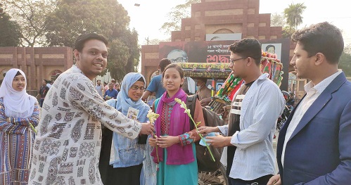 ভর্তিচ্ছু শিক্ষার্থীদের জাবি ছাত্রদলের ফুলেল শুভেচ্ছা