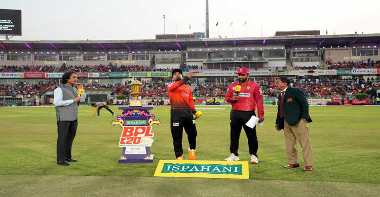 টস জিতে কুমিল্লাকে ব্যাটিংয়ে পাঠালো বরিশাল