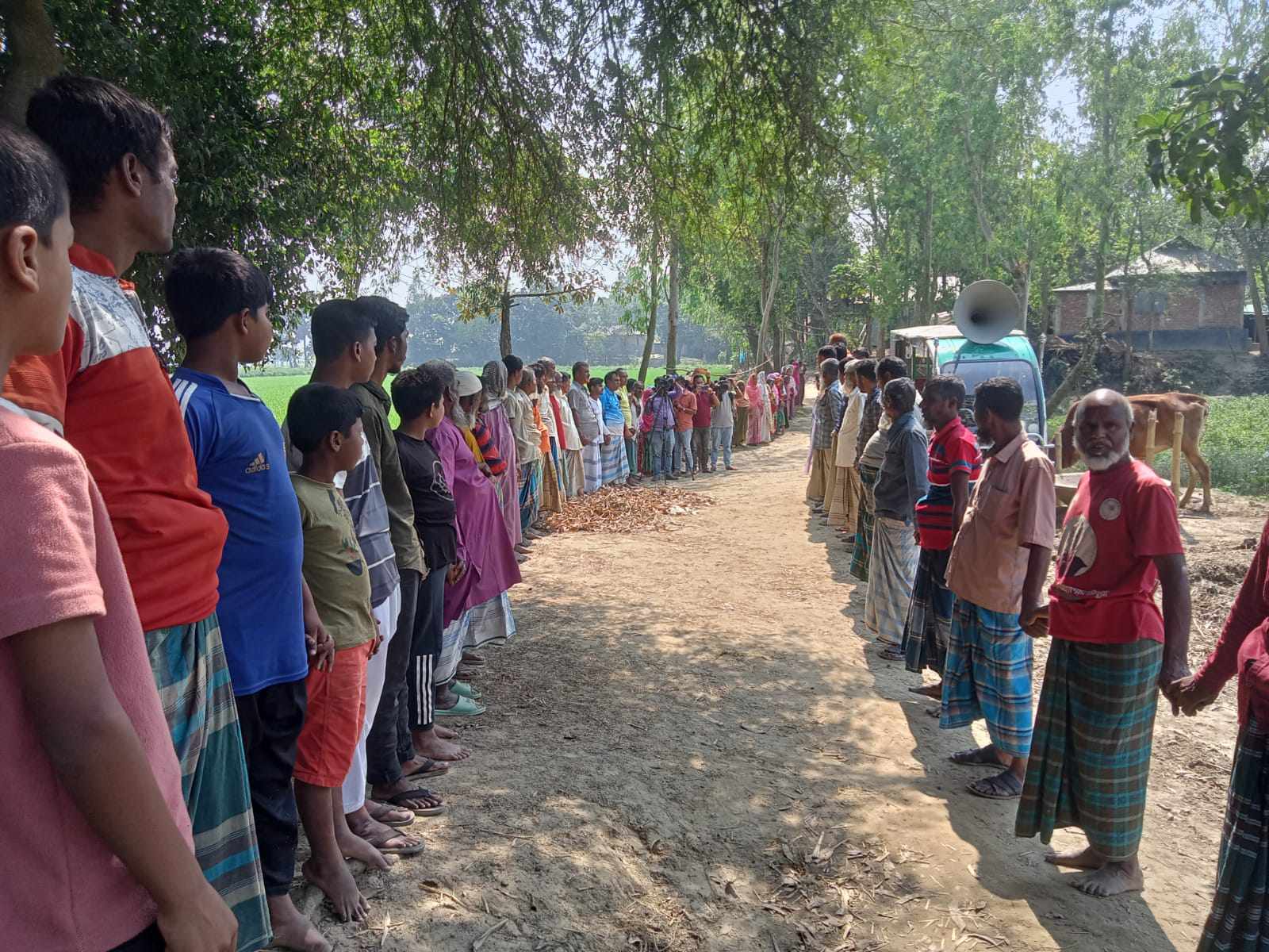 জামালপুরে রাস্তা পাকা করার দাবিতে মানববন্ধন