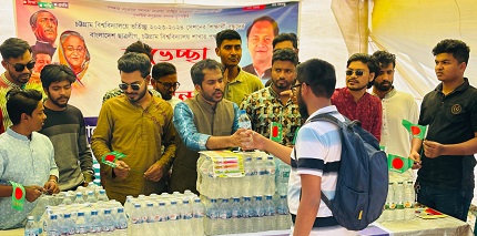 ভর্তি পরীক্ষার্থীদের মাঝে চবি ছাত্রলীগের শিক্ষা সামগ্রী বিতরণ