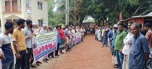 আলফাডাঙ্গায় ইউপি সদস্যকে অস্ত্র মামলায় ফাঁসানোর প্রতিবাদে মানববন্ধন