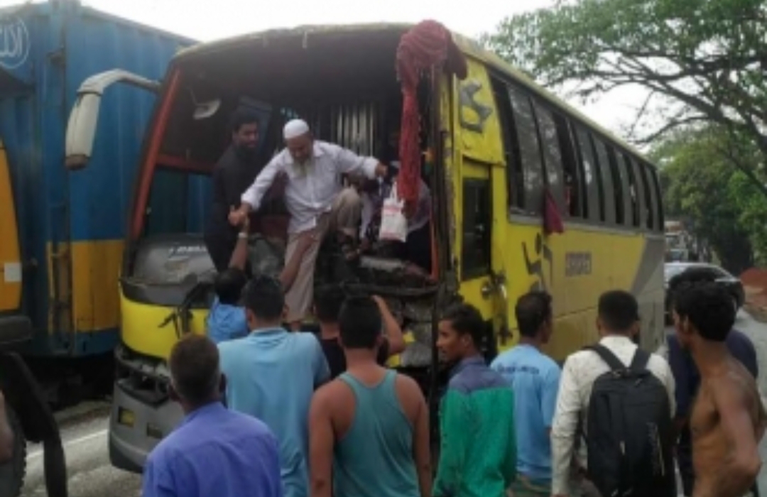 মিরসরাইয়ে সড়ক দূর্ঘটনায় আহত ৩০