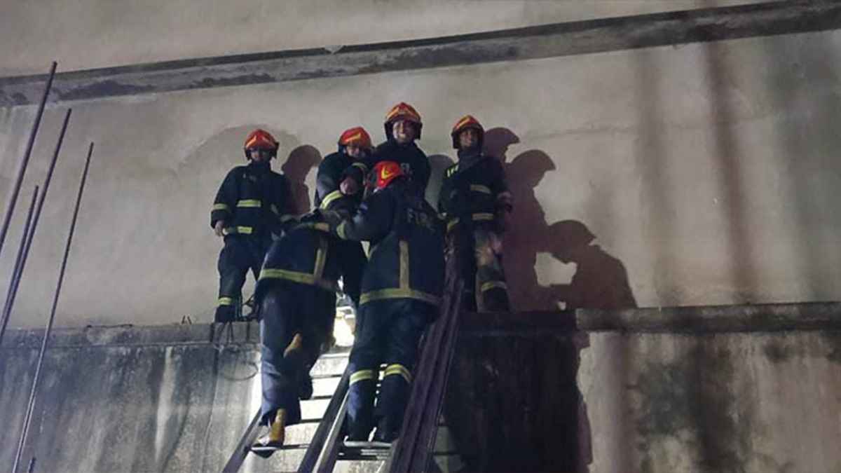 হাতিরপুলে আগুন, ভবনের ছাদ থেকে ৪ জনকে উদ্ধার