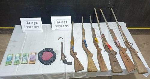 রামুতে ৭ অস্ত্র গোলাবারুদসহ ডাকাত সর্দারের সহযোগী আটক