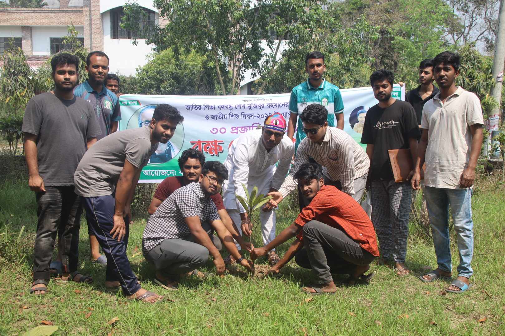 ইবিতে ১০৪টি গাছ লাগিয়ে বঙ্গবন্ধুর জন্মবার্ষিকী পালন করলো ছাত্রলীগ