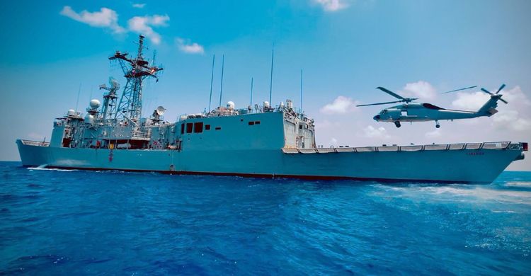 জিম্মি জাহাজ এমভি আবদুল্লাহের অদূরে ইইউ নেভির যুদ্ধজাহাজ