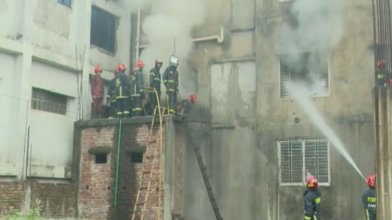 সাড়ে ৮ ঘণ্টার চেষ্টায় ডেমরার আগুন নিয়ন্ত্রণে