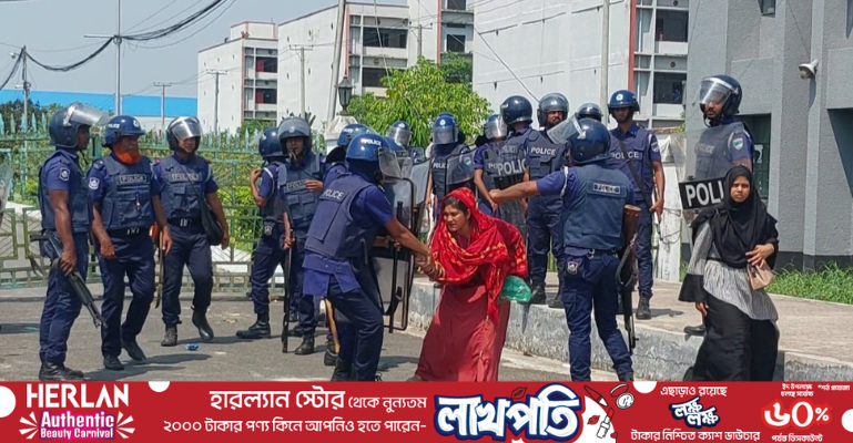 মোংলায় শ্রমিক ছাটাইয়ের প্রতিবাদে বিক্ষোভ, শ্রমিক-পুলিশ সংঘর্ষ