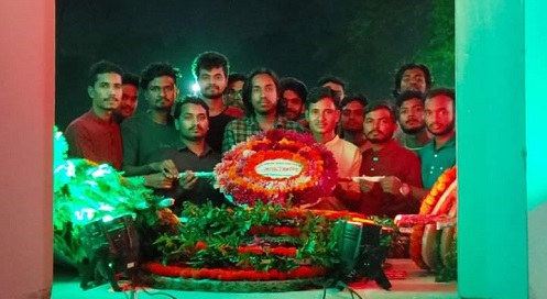 স্বাধীনতা দিবসে রাবি সাংবাদিক সমিতির পুষ্পস্তবক অর্পণ