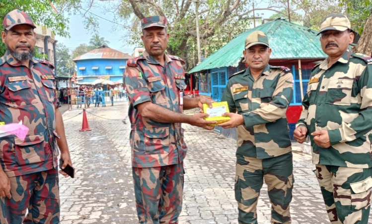 হিলি সীমান্তে বিএসএফের সাথে বিজিবির শুভেচ্ছা বিনিময়