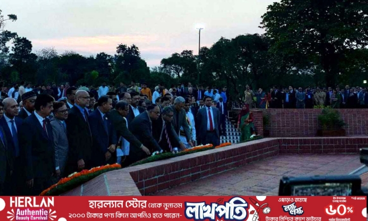 জাতীয় স্মৃতিসৌধে দায়িত্বপ্রাপ্ত প্রধান বিচারপতির শ্রদ্ধা নিবেদন