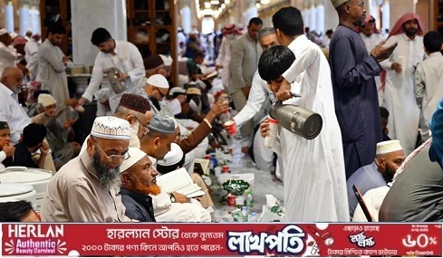 মসজিদে নববিতে প্রতিদিন ইফতার করেন ২ লক্ষাধিক মুসল্লি