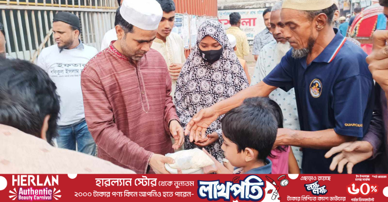 মাসজুড়ে হেঁটে হেঁটে দরিদ্রদের ইফতার-সেহেরী দিচ্ছেন কাউন্সিলর বাছেক