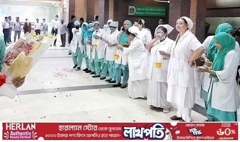 কমর্স্থল ত্যাগ করে নতুন ভিসিকে স্বাগত জানাতে লম্বা লাইন