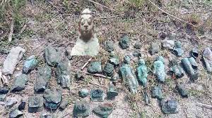 পুকুরে বালু খূঁড়লেই মিলছে প্রাচীন আমলের মূর্তি