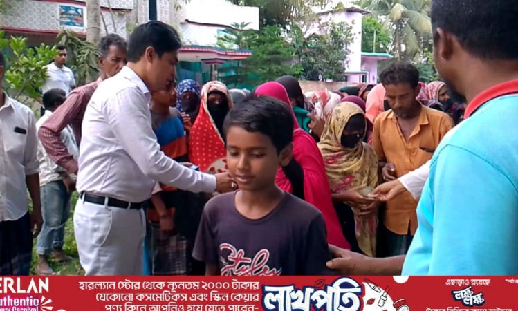 নোয়াখালীতে ঈদ উপহার ভিজিএফের চাল ও নগদ টাকা বিতরণ