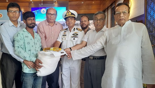 মোংলায় শ্রমিকদের ঈদের খাদ্য সামগ্রী দিলো বন্দর ব্যবহারকারীরা