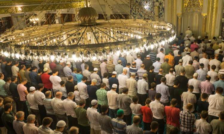 তারাবি নামাজের ইমামতি করে টাকা নেওয়া যাবে কি?