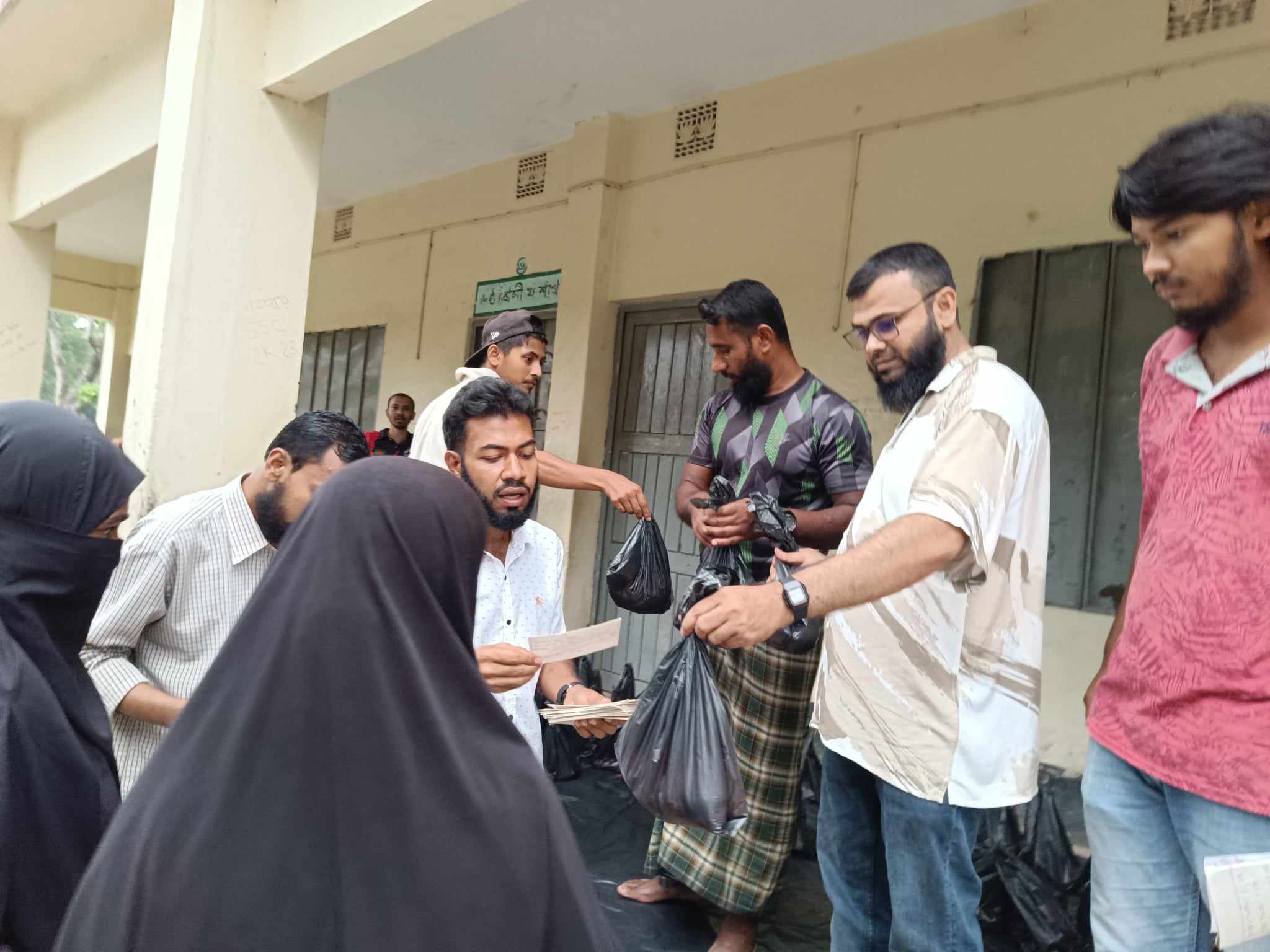 মিরসরাইয়ে শতাধিক হতদরিদ্র পরিবার পেল হিতকরী'র গরুর মাংস