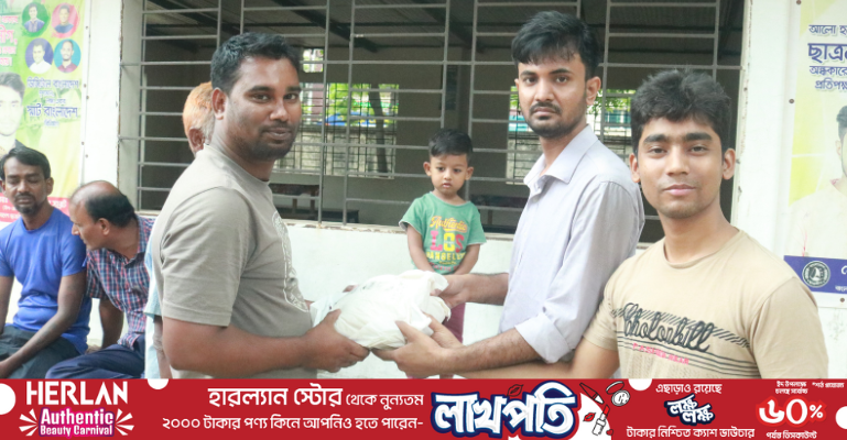 অধ্যাপক পারভেজের ঈদ উপহারসামগ্রী পেলো তিতুমীর কলেজের কর্মচারীরা