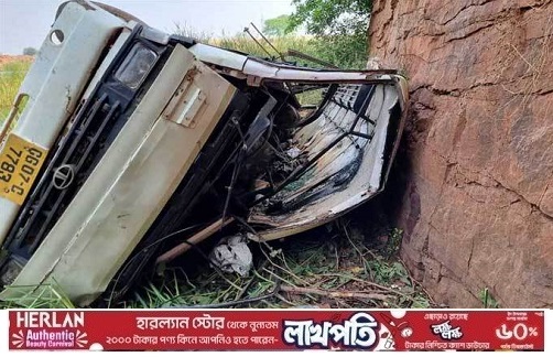 ভারতে যাত্রীবাহী বাস খাদে, নিহত ১২ ও আহত ১৪