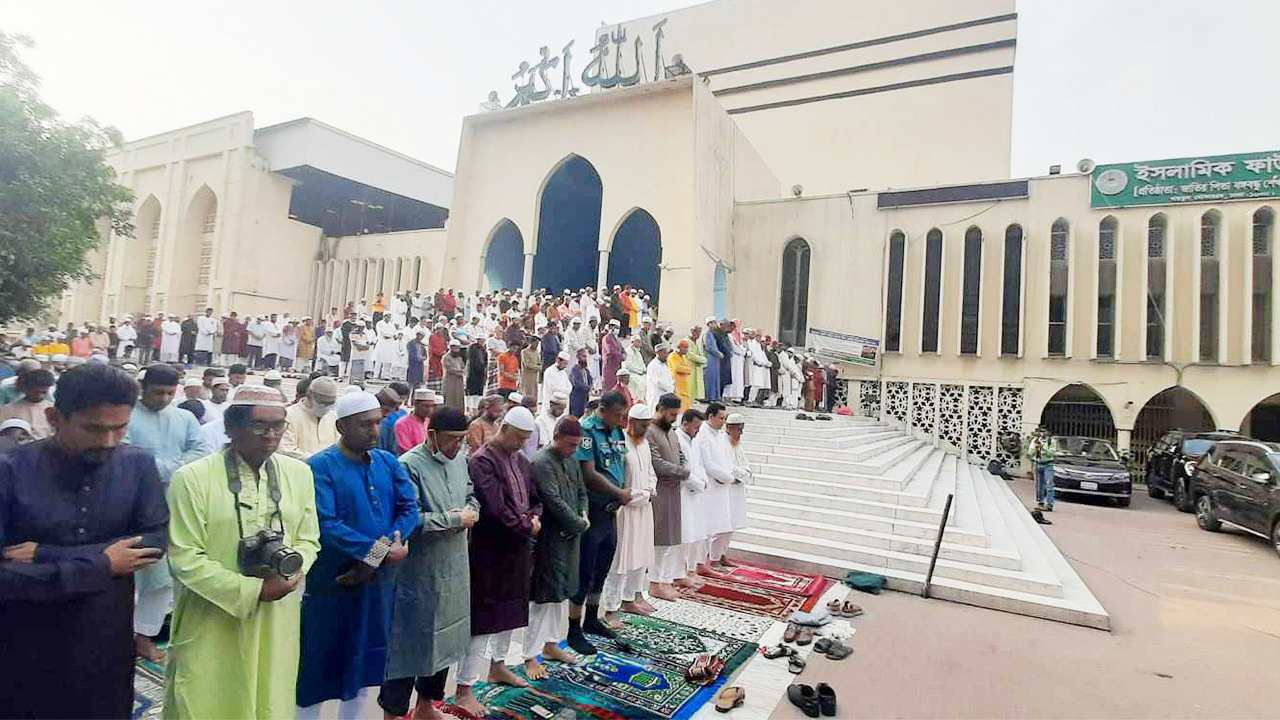 জাতীয় মসজিদে ঈদের প্রথম জামাত অনুষ্ঠিত