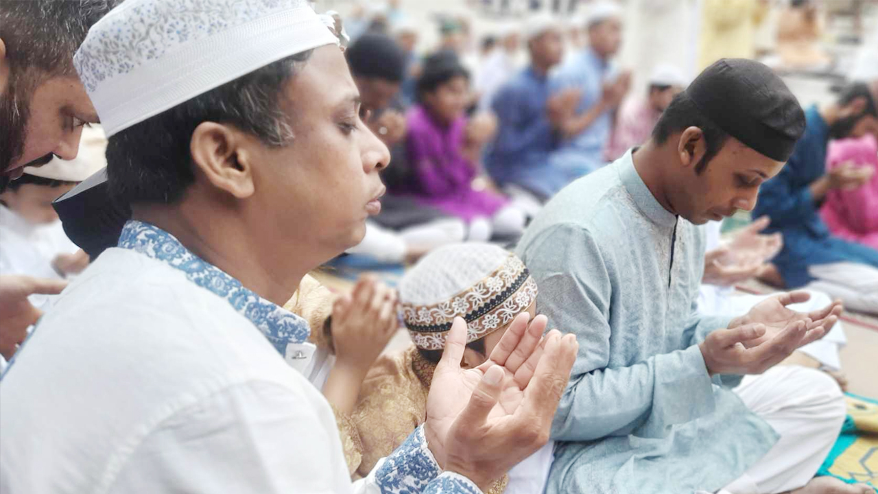 ঈদ জামাতে দেশ ও জাতির কল্যাণ কামনা করে দোয়া