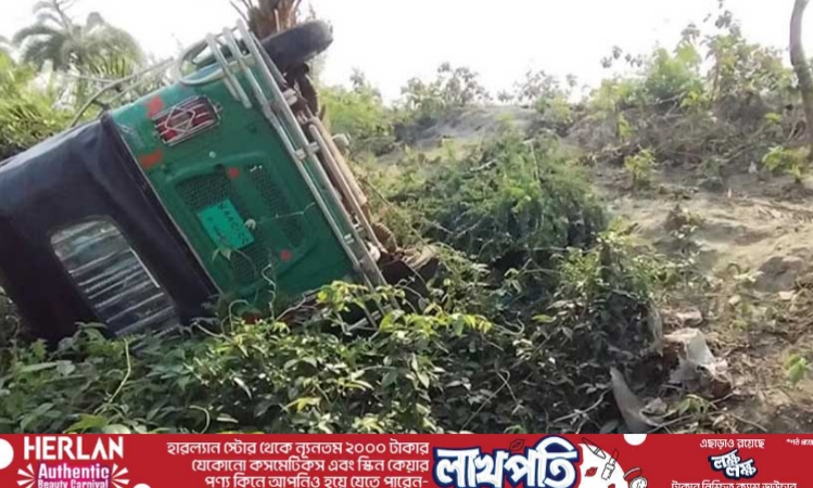 পটুয়াখালীতে নিয়ন্ত্রণ হারিয়ে খাদে সিএনজি, নিহত-২